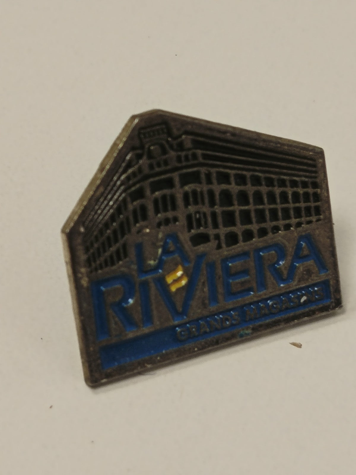 Pin's ancien rétro La Riviera vintage collection badge broche France années 90