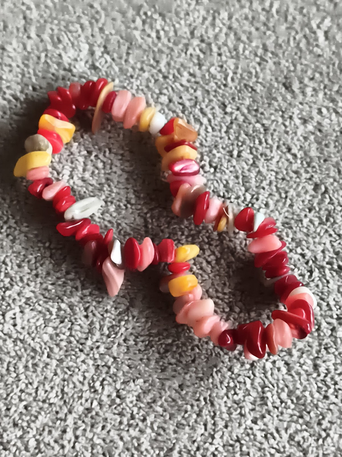 Bracelet chips pierres naturelles multicolores rouge rose jaune élastique fantai
