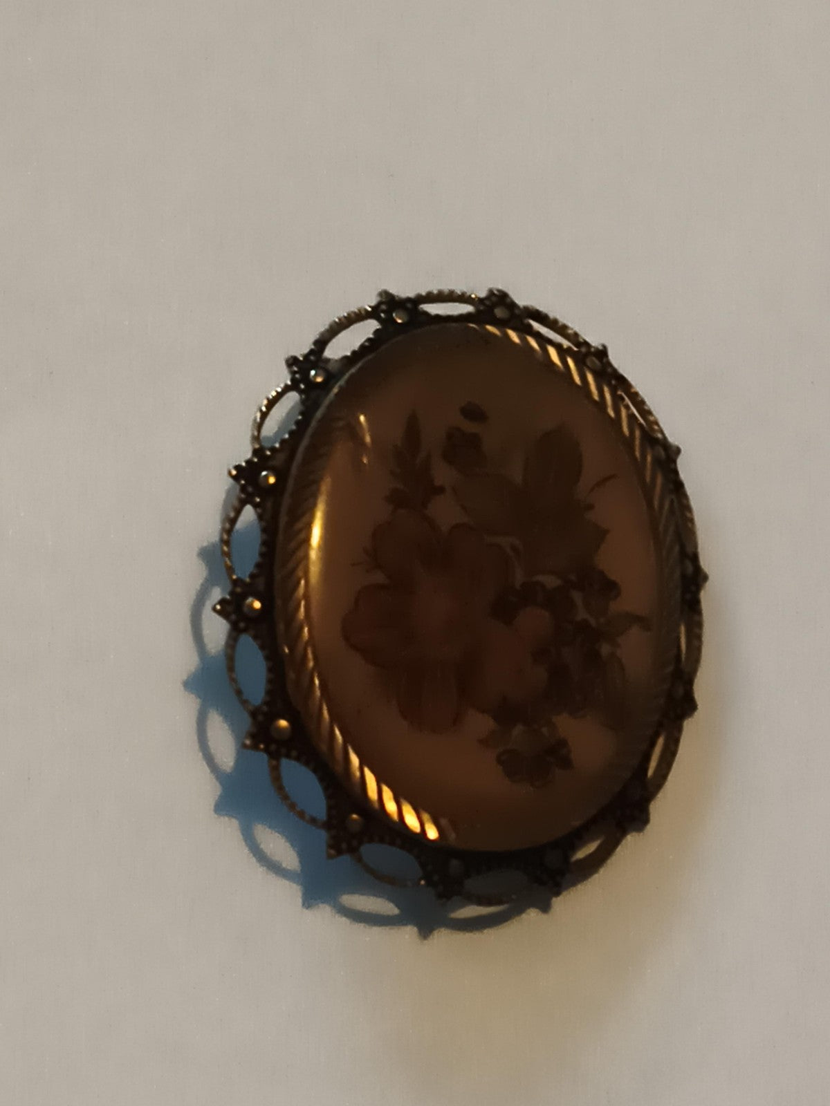 Broche vintage ovale médaillon floral ancien, monture ajourée, style rétro