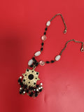 Collier pendentif vintage, perles noires blanches dorées, style baroque deadstoc