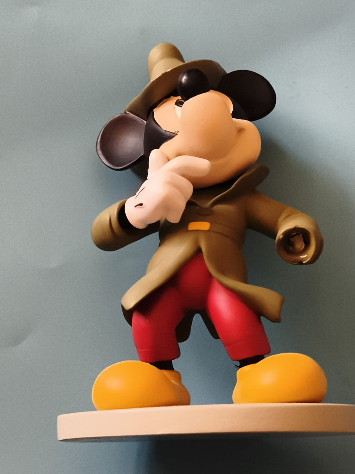 Figurine Disney Mickey détective manteau vert chapeau jaune statuette déco