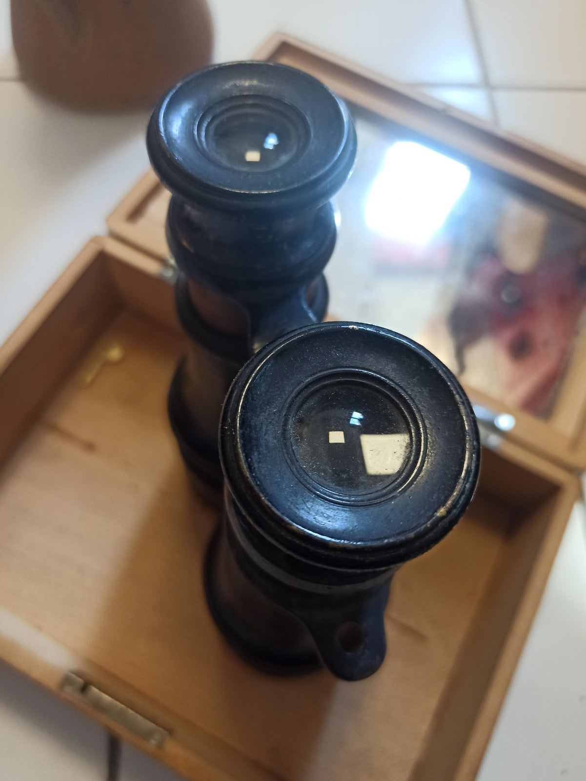 Jumelles anciennes vintage noir rétro avec coffret bois vitré