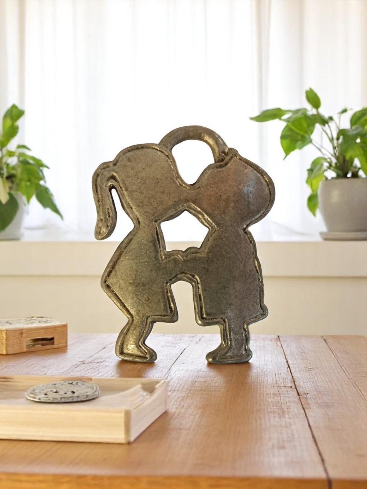 Statuette vintage métal années 50 enfants s’embrassant déco rétro