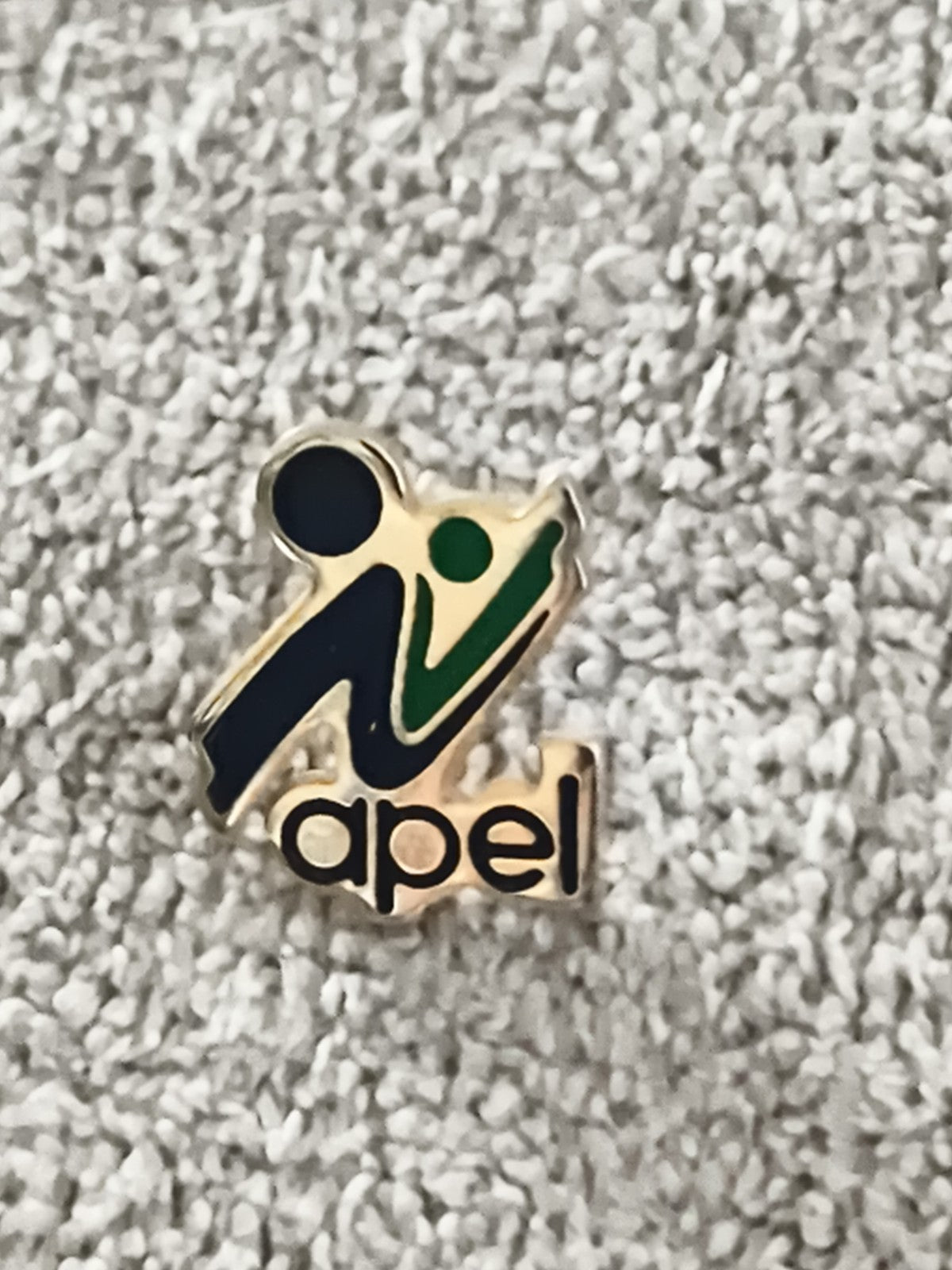 Pin's vintage APEL logo stylisé bleu vert, badge ancien association (Ref 10)