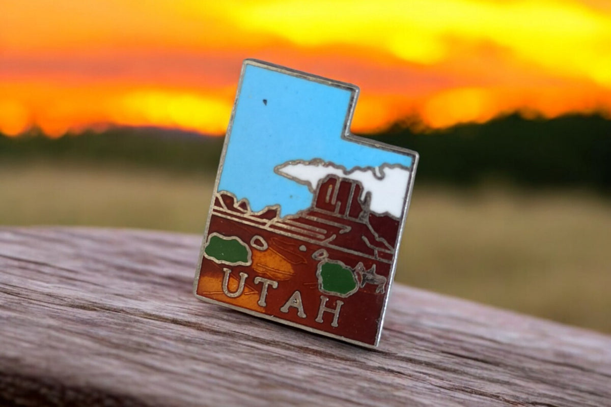 Vintage Utah state-shaped pin, colored enamel, limited edition USA retro