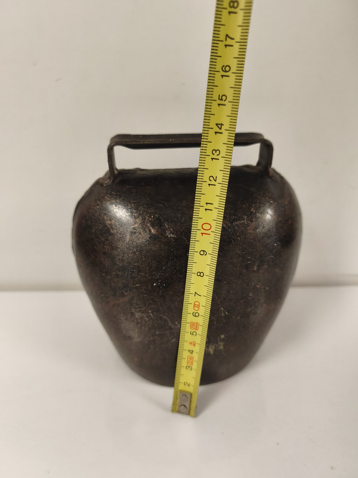 Ancienne grosse cloche en métal patiné, forme arrondie, objet de collection