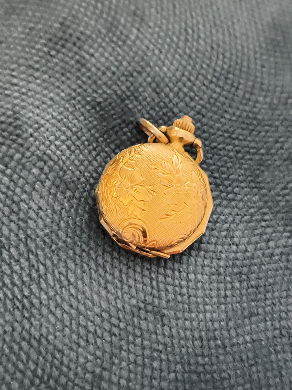 Montre pendentif vintage Beuchat à quartz dorée, cadran romain, montre ancienne