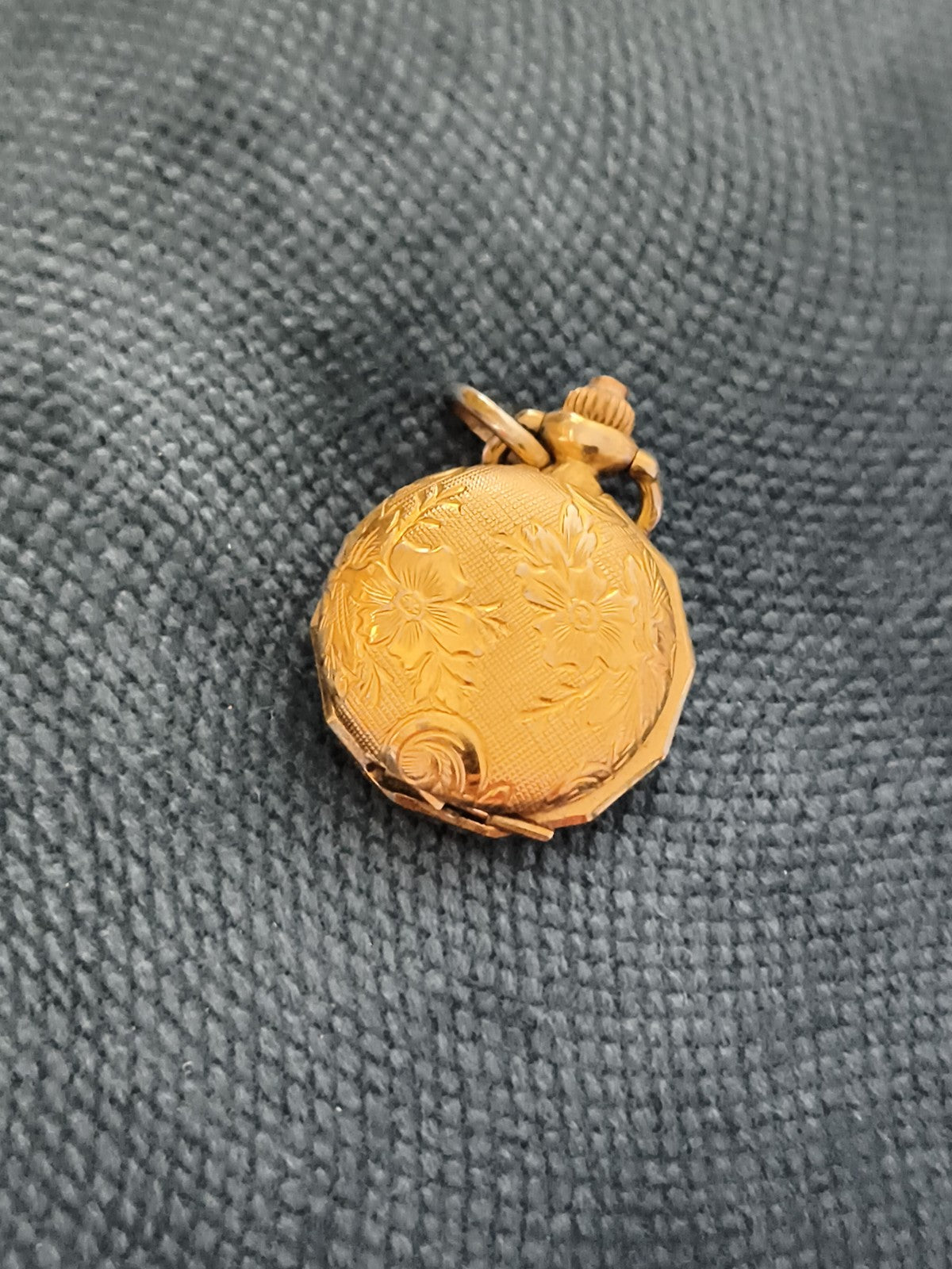 Montre pendentif vintage Beuchat à quartz dorée, cadran romain, montre ancienne