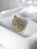 Médaille religieuse ancienne ovale, finition patinée, vintage rétro déco