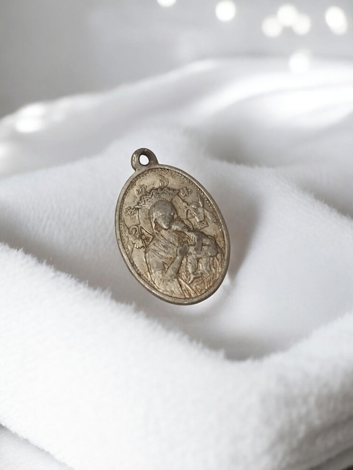 Médaille religieuse ancienne ovale, finition patinée, vintage rétro déco