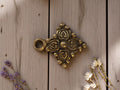 Pendentif vintage métal doré motif croix années 50 bijou ancien rétro