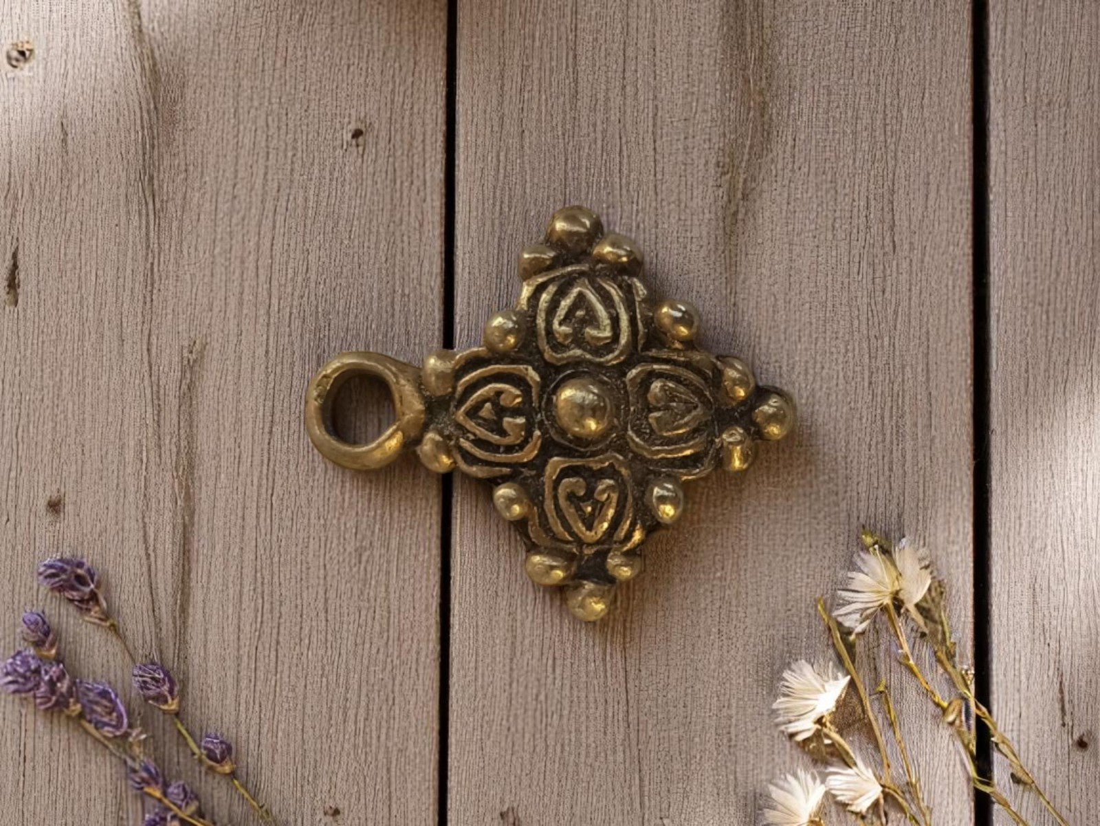 Pendentif vintage métal doré motif croix années 50 bijou ancien rétro