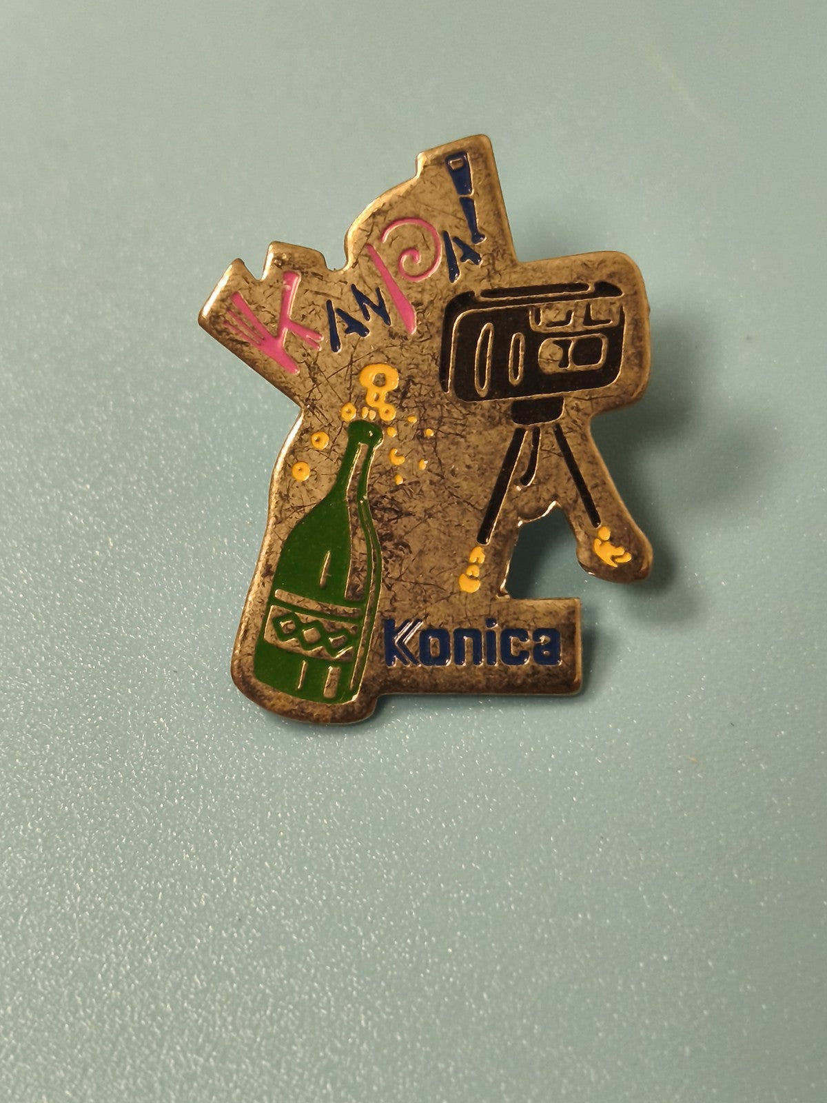 Vintage pin's Konica appareil photo et bouteille champagne, collection ancien