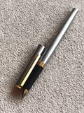 Stylo plume ancien finition métal brossé, capuchon doré vintage écriture
