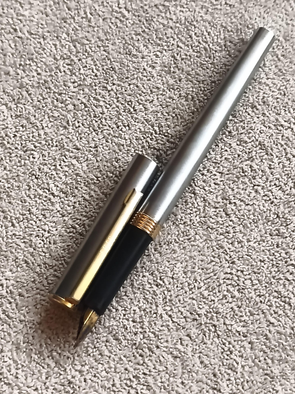 Stylo plume ancien finition métal brossé, capuchon doré vintage écriture