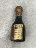 Mini-bouteille alcool CARTAGENE étiquette dorée partiellement remplie déco bar