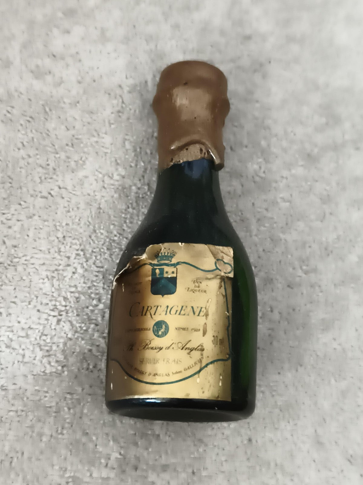 Mini-bouteille alcool CARTAGENE étiquette dorée partiellement remplie déco bar