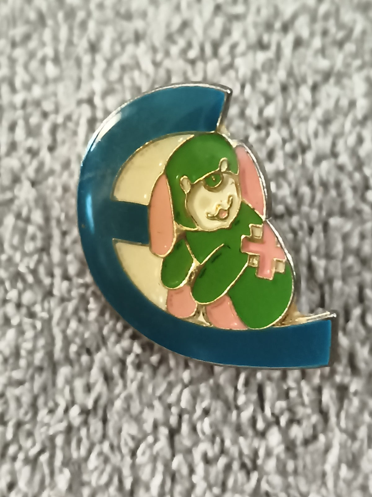 Pin's vintage infirmier chien mascotte croissant bleu badge émaillé (Ref 3)