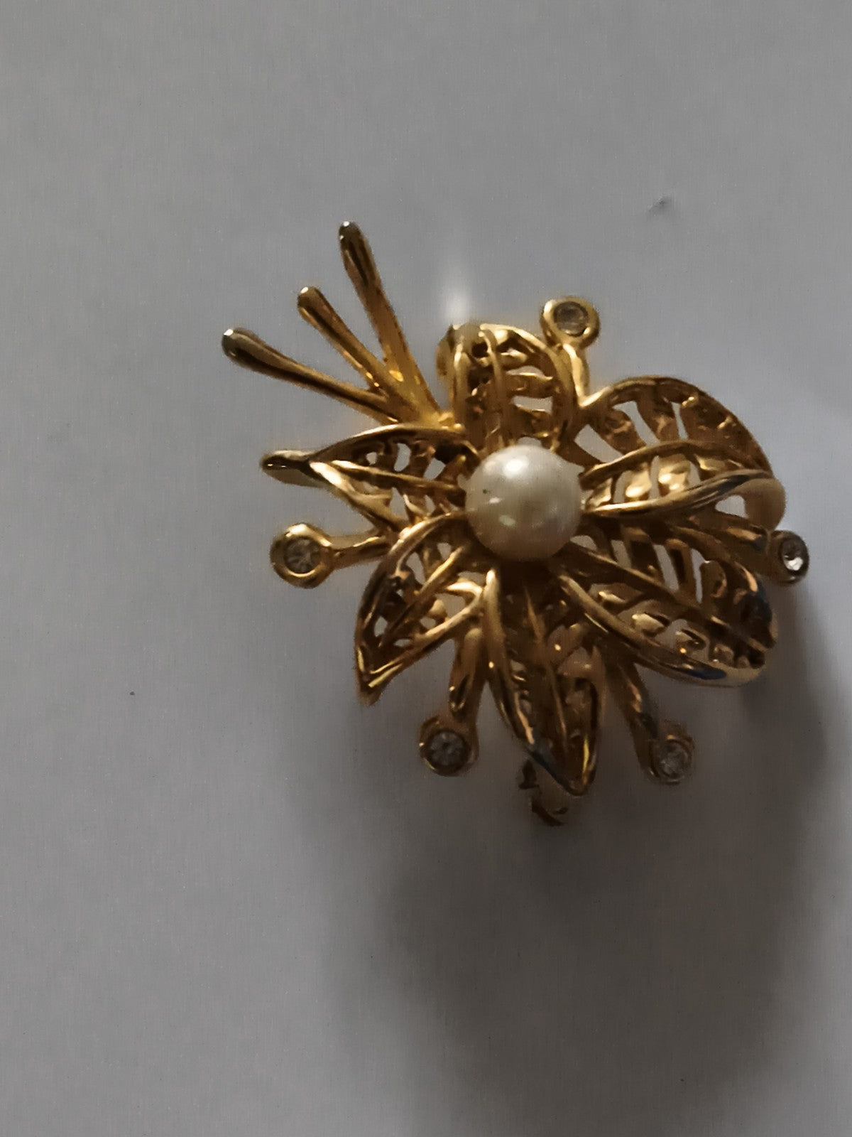Broche vintage fleur dorée perle centrale style rétro bijou ancien