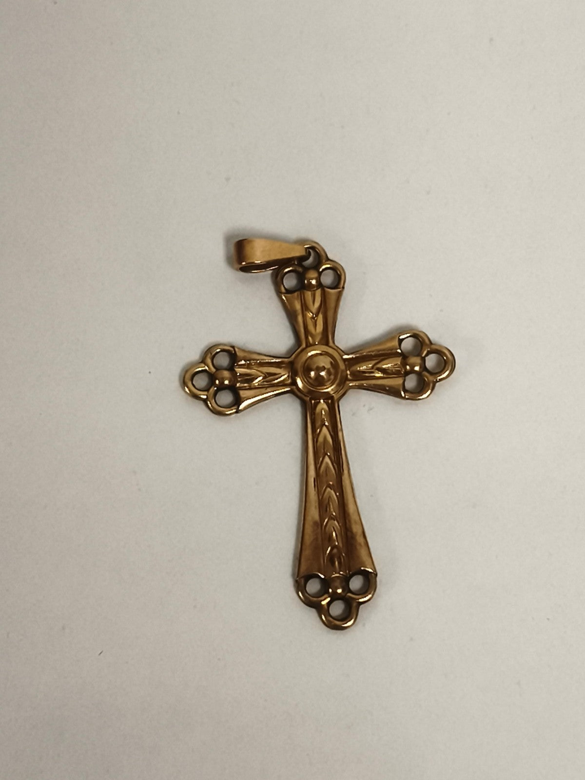 Croix religieuse ancienne pendentif plaqué or, motif ajouré vintage doré