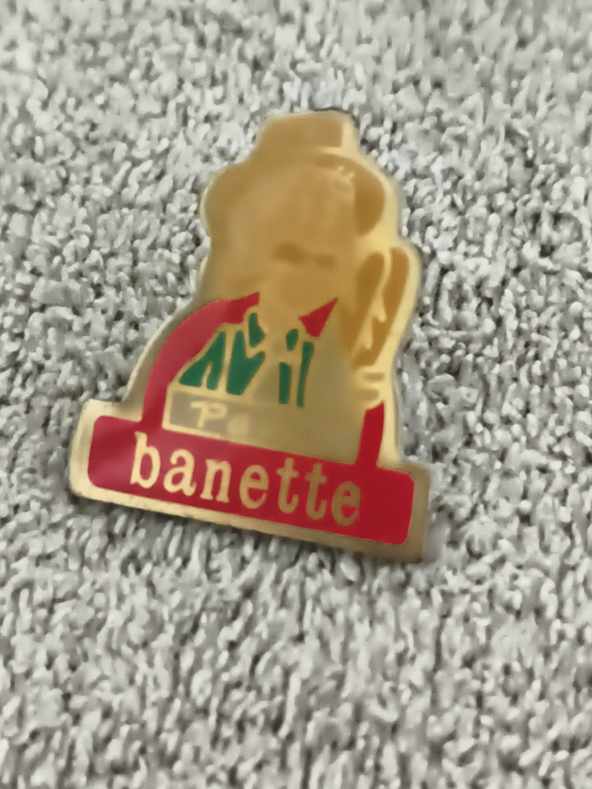 Pin's vintage Banette boulanger doré émaillé logo publicitaire années 90 (Ref 5)