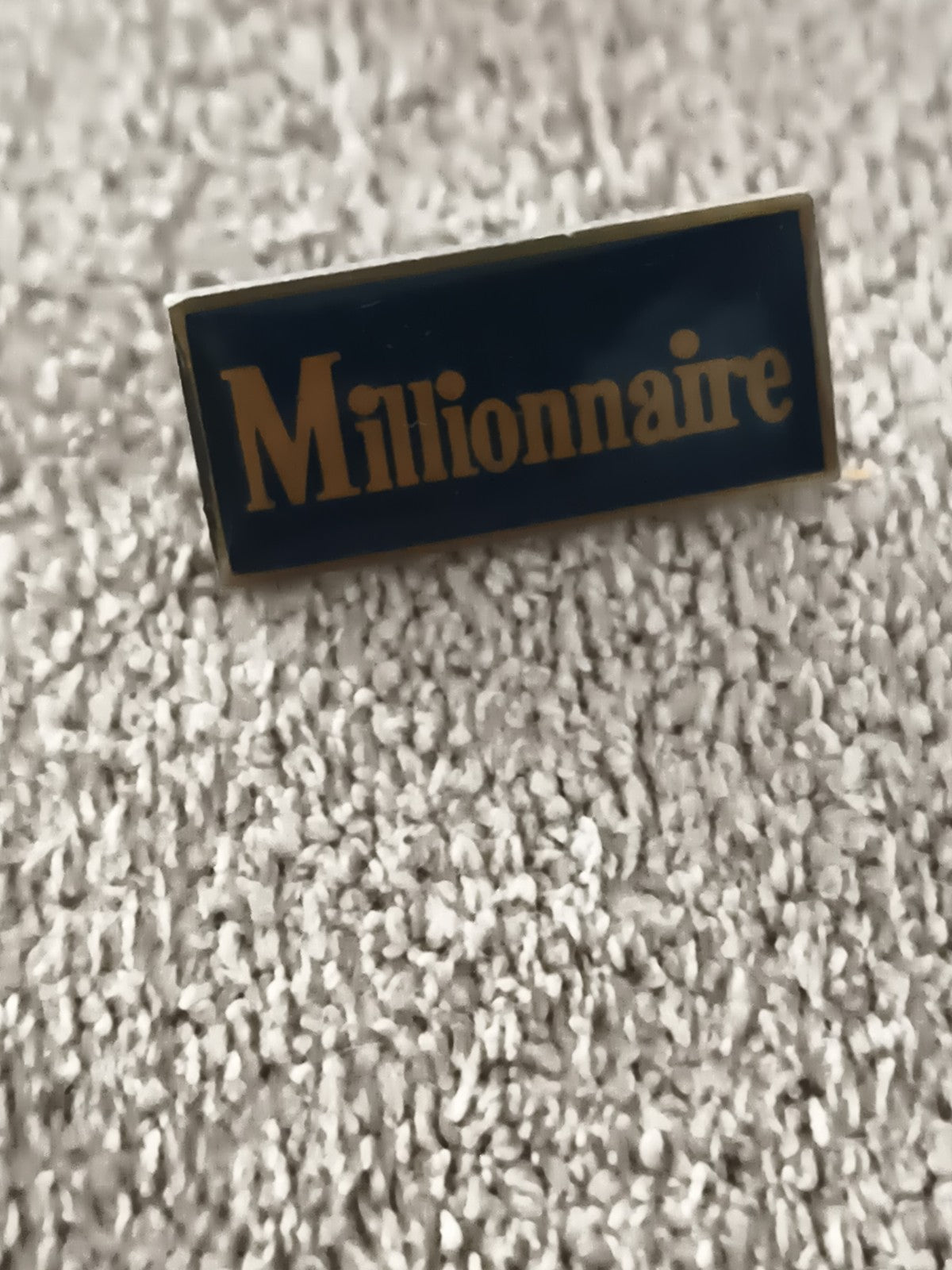 Pin's vintage "Millionnaire" plaque rectangulaire bleu et doré badge rétro (Ref