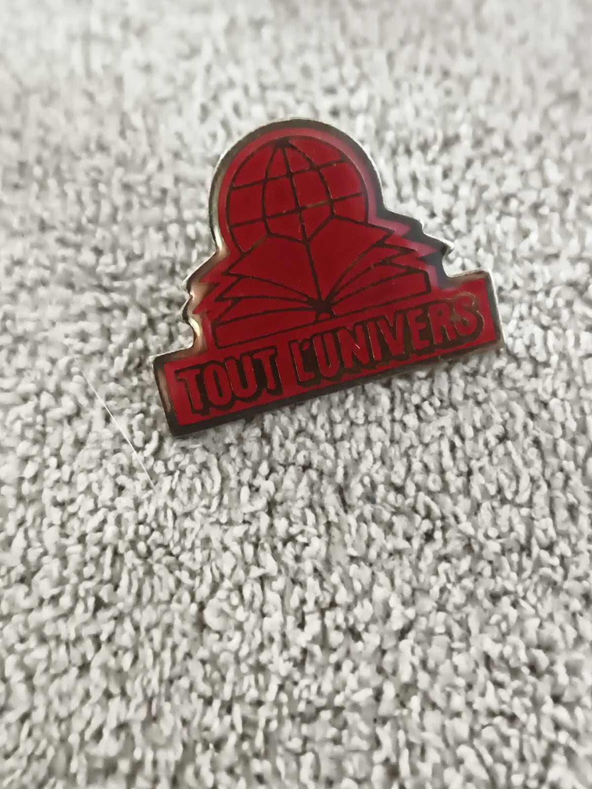 Pin's vintage TOUT L'UNIVERS rouge ancien badge logo globe livre (Ref 6)