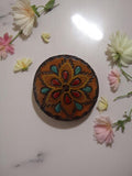 Broche vintage ronde bois sculpté motif floral ethnique ancien