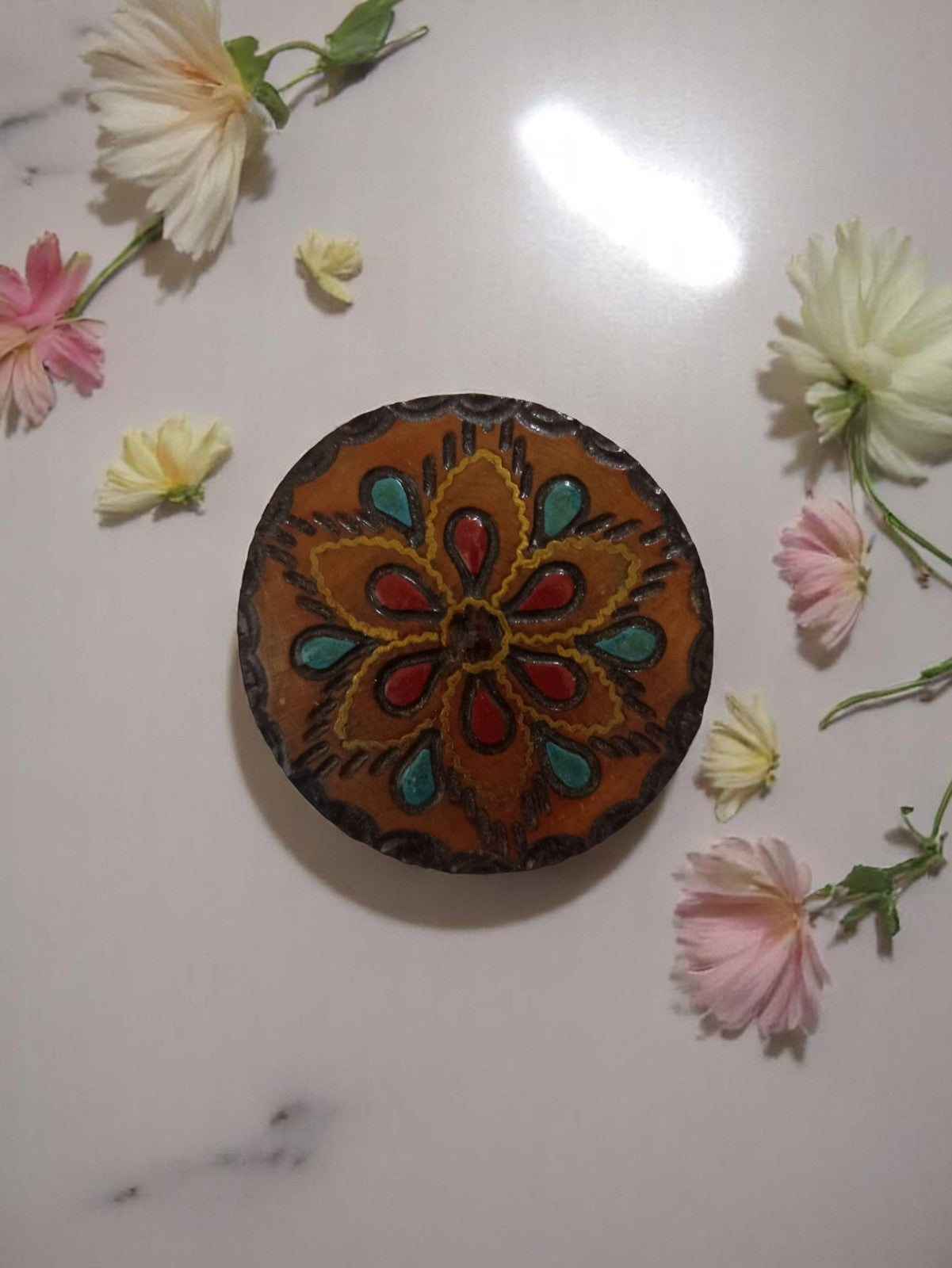 Broche vintage ronde bois sculpté motif floral ethnique ancien