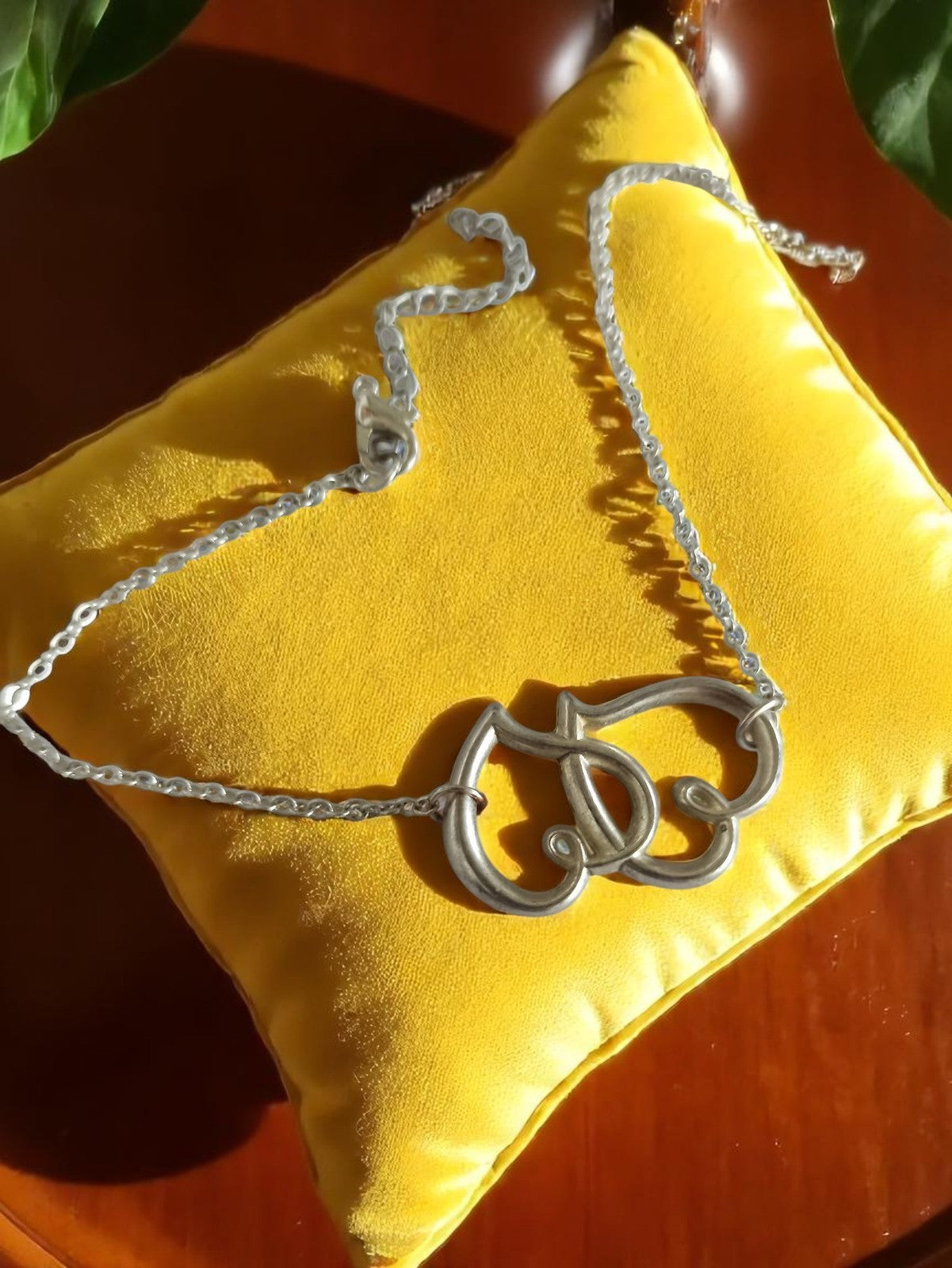 Collier vintage pendentif lettrage argenté, chaîne à restaurer, bijou ancien