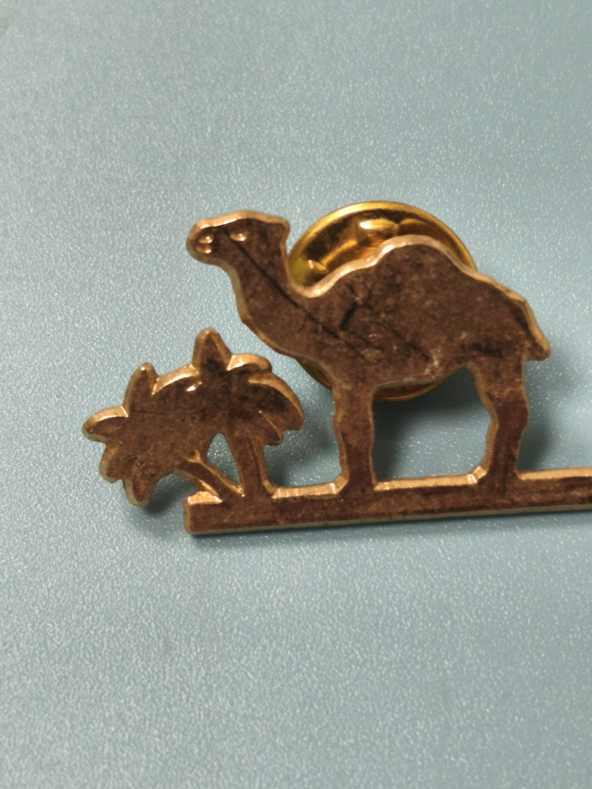 Pin's vintage Camel désert palmiers doré collection années 80-90 (Ref 3)