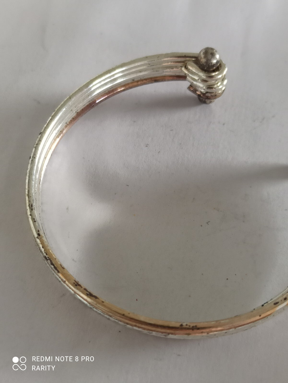 Bracelet jonc ancien métal et laiton, ouverture rigide, effet strié vintage