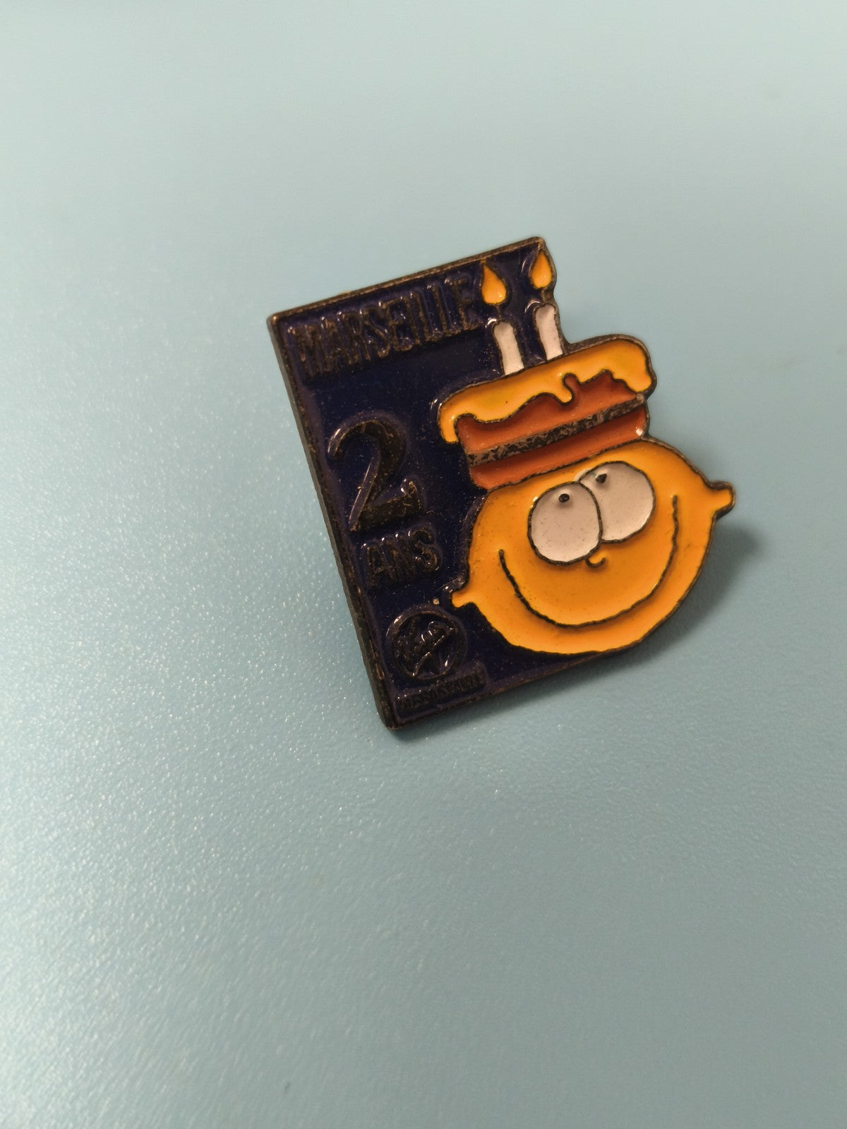 Vintage pin's Marseille 2 ans smiley gâteau anniversaire, collection rétro