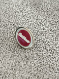Pin's vintage oval rouge Quaker script métal émaillé badge ancien (Ref 10)