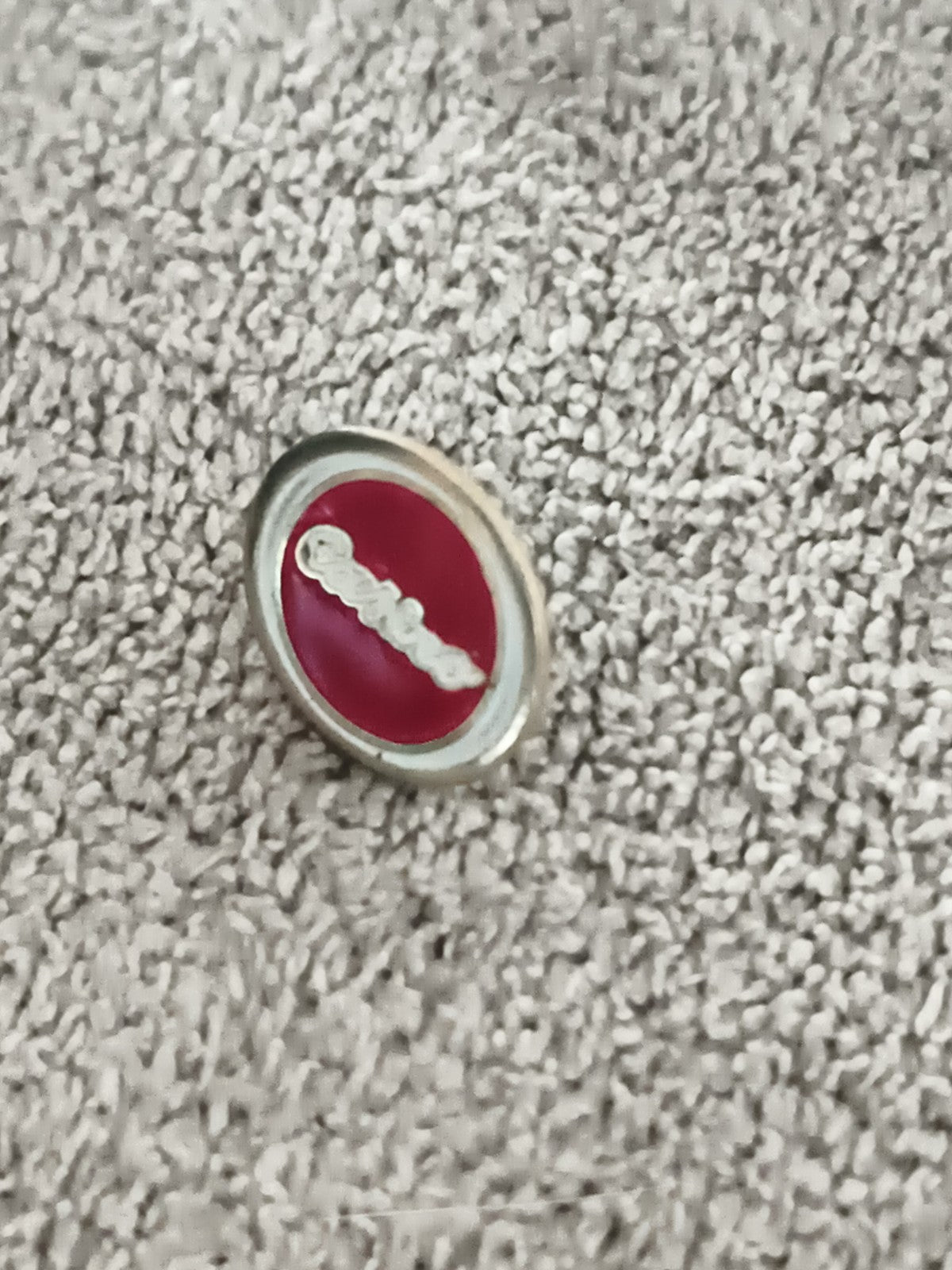 Pin's vintage oval rouge Quaker script métal émaillé badge ancien (Ref 10)