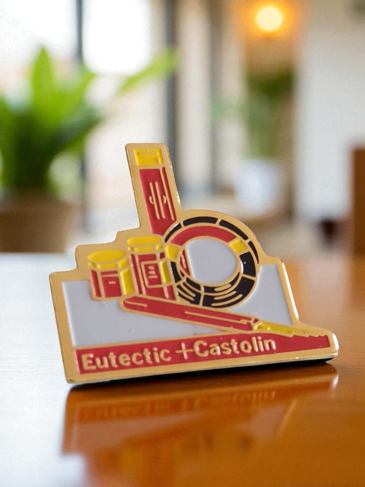 Pin's publicitaire Eutectic Castolin vintage édition limitée, émaillé doré