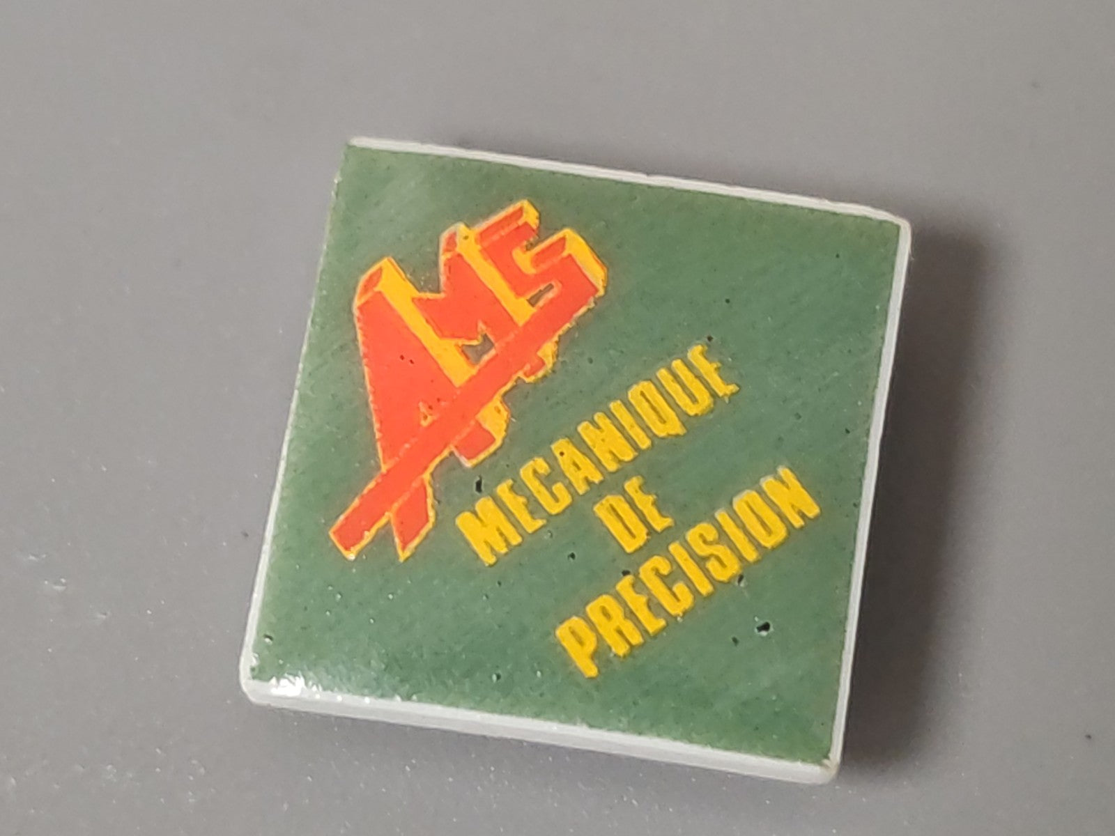 Pin's ancien AMS mécanique de précision rétro, badge vintage collection rare