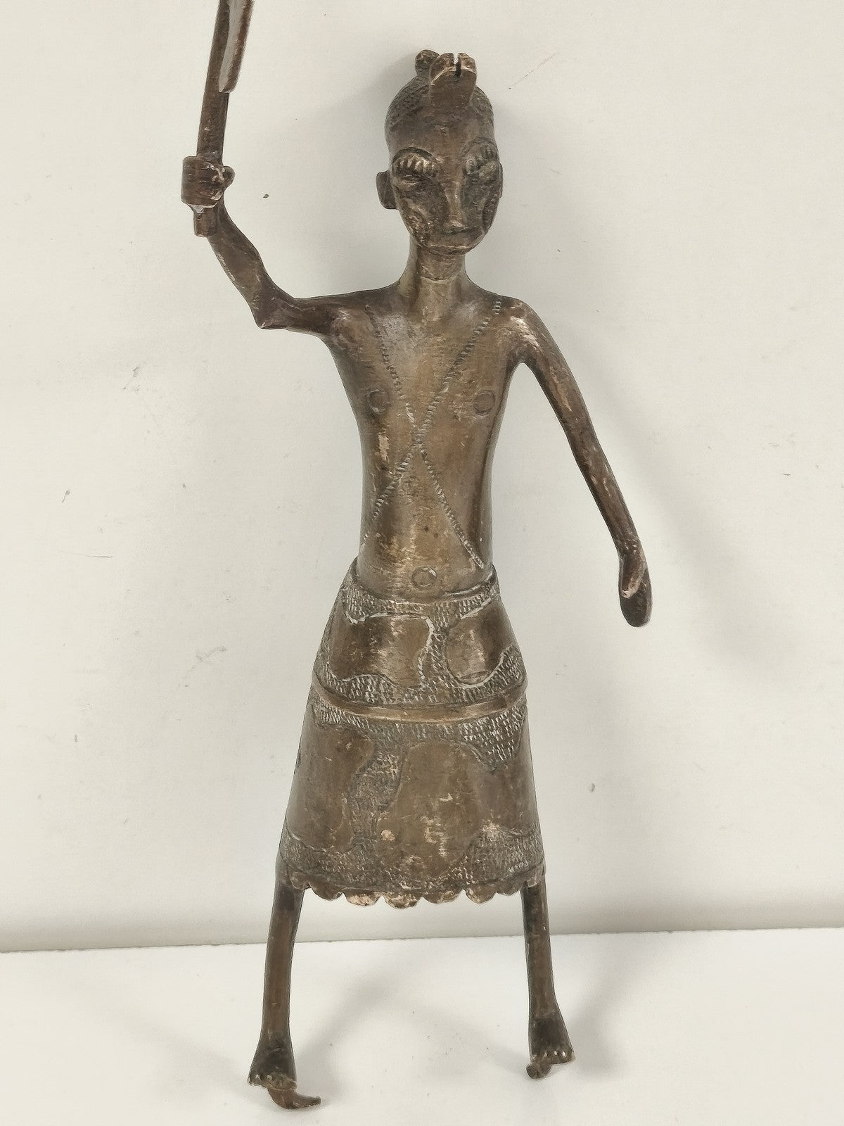 Ancienne statue africaine bronze homme debout arme, art tribal, sans socle