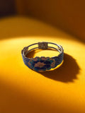 Bracelet jonc vintage émaillé bleu motif floral rétro, fermoir à charnière