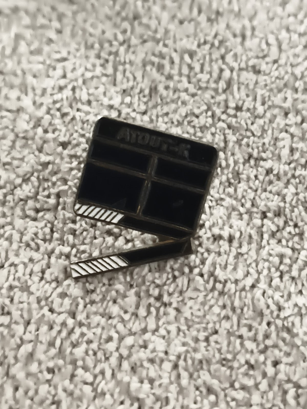 Pin's vintage clap cinéma noir ATOUT-K, badge film rétro années 80/90 (Ref 6)