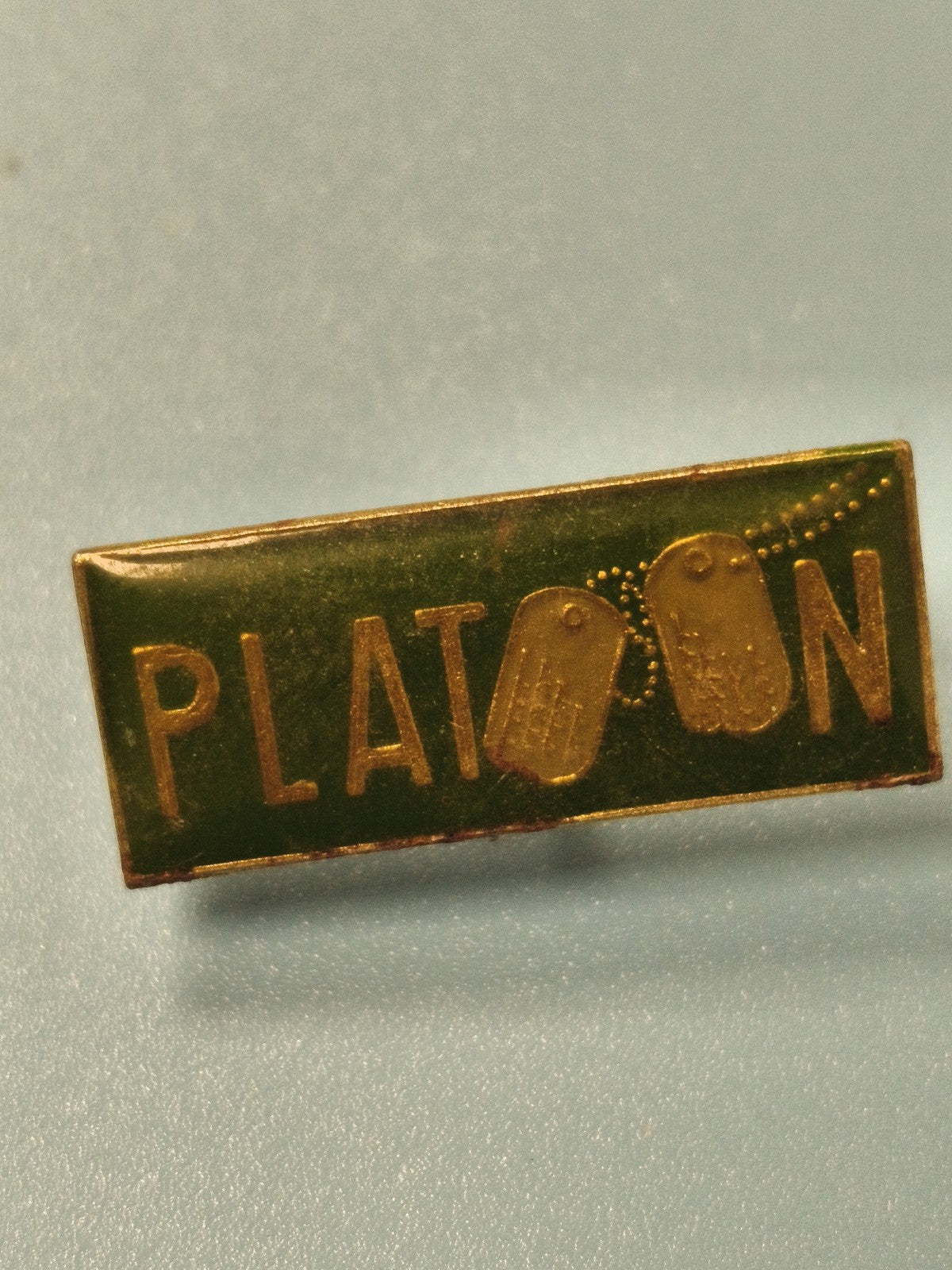 Vintage pin's Platoon rectangulaire vert militaire collection cinéma