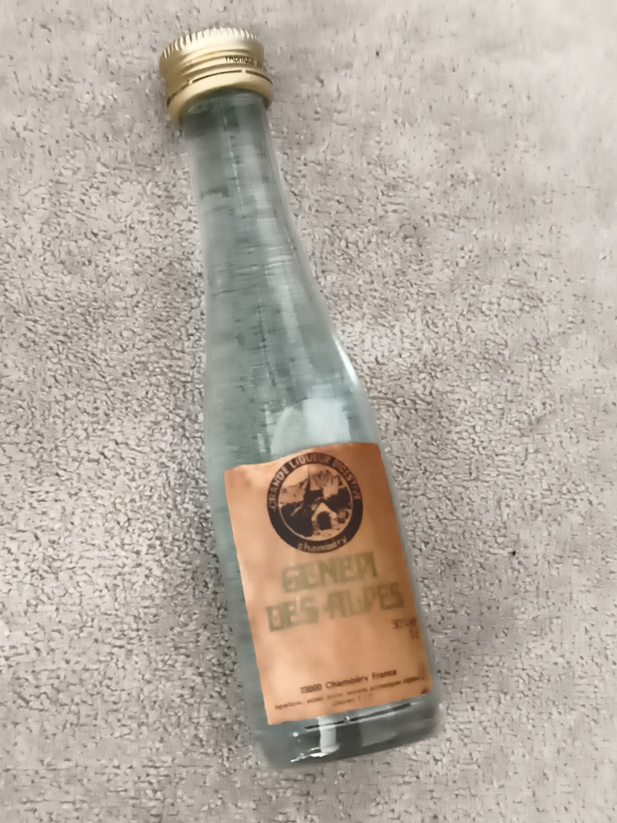 Mini-bouteille Génépi des Alpes Chamonix capsule dorée partiellement remplie