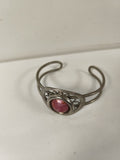 Ancien bracelet métal cabochon rose vintage, bijou rétro ouvert collection