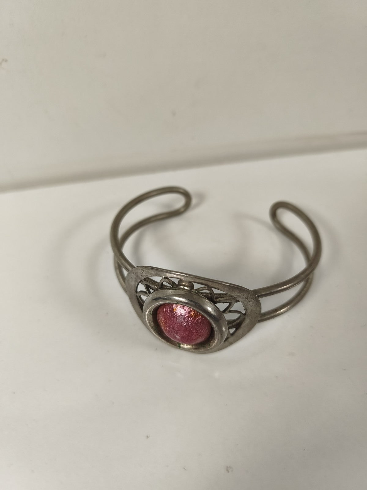 Ancien bracelet métal cabochon rose vintage, bijou rétro ouvert collection