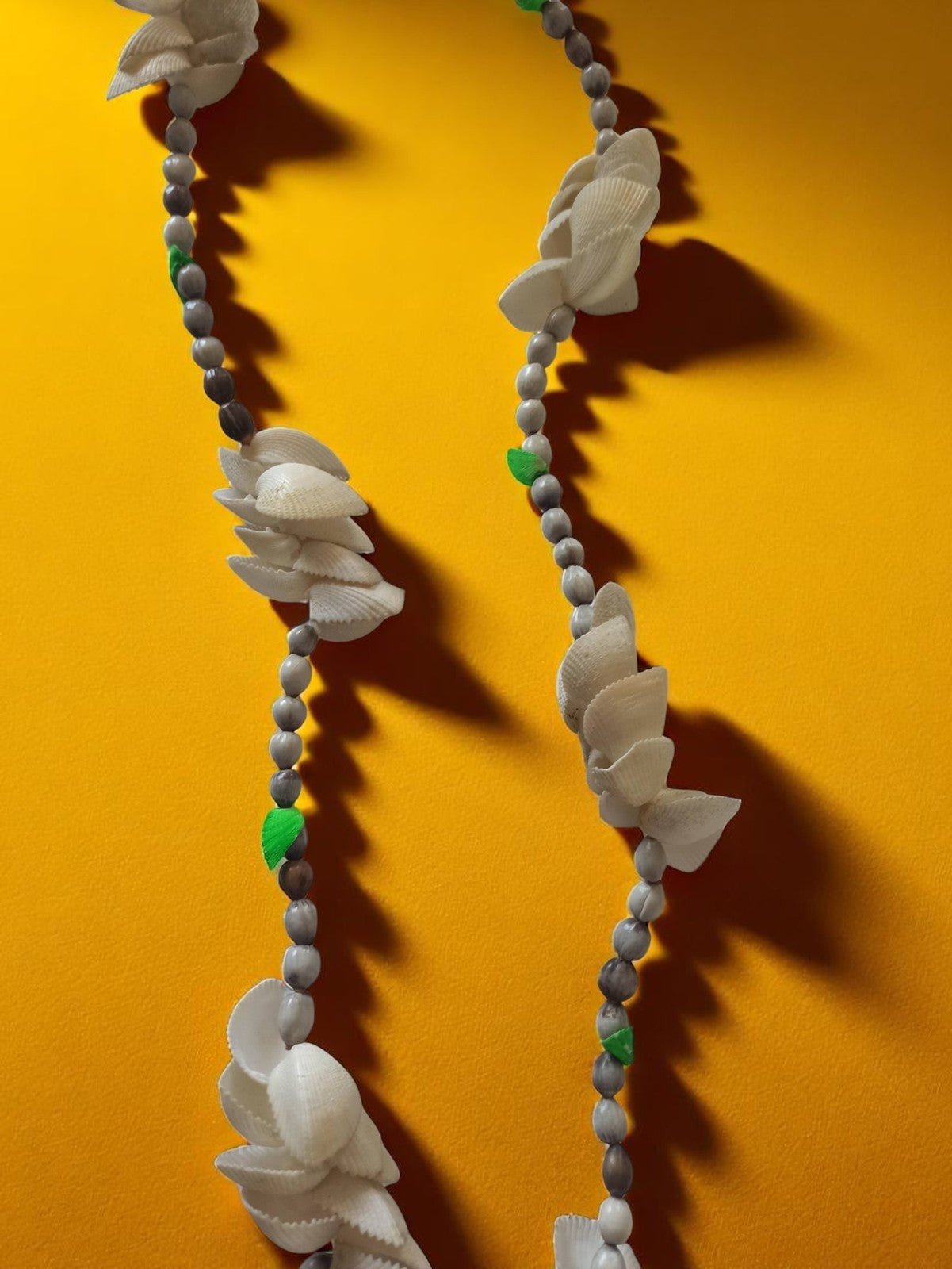 Collier coquillages vintage, perles grises et vertes, pièce unique rétro