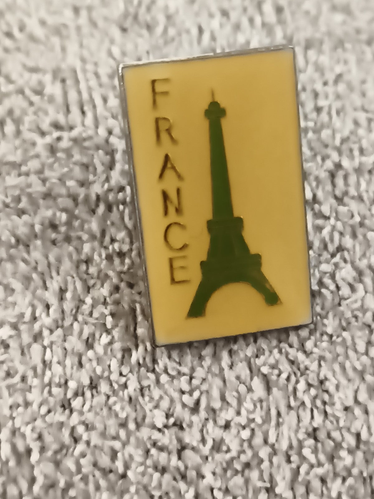 Pin's vintage France Tour Eiffel jaune émaillé, badge rétro souvenir (Ref 5)