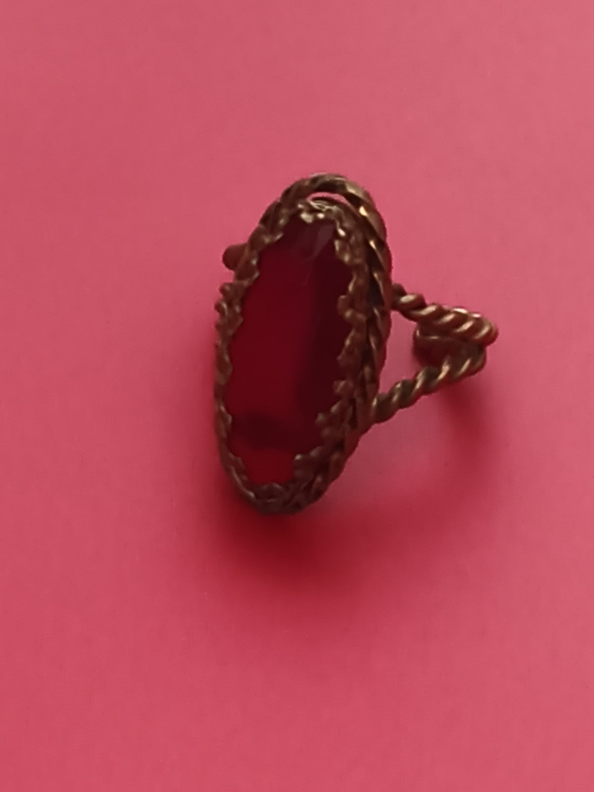 Bague ancienne ovale rouge style rétro, monture torsadée vintage