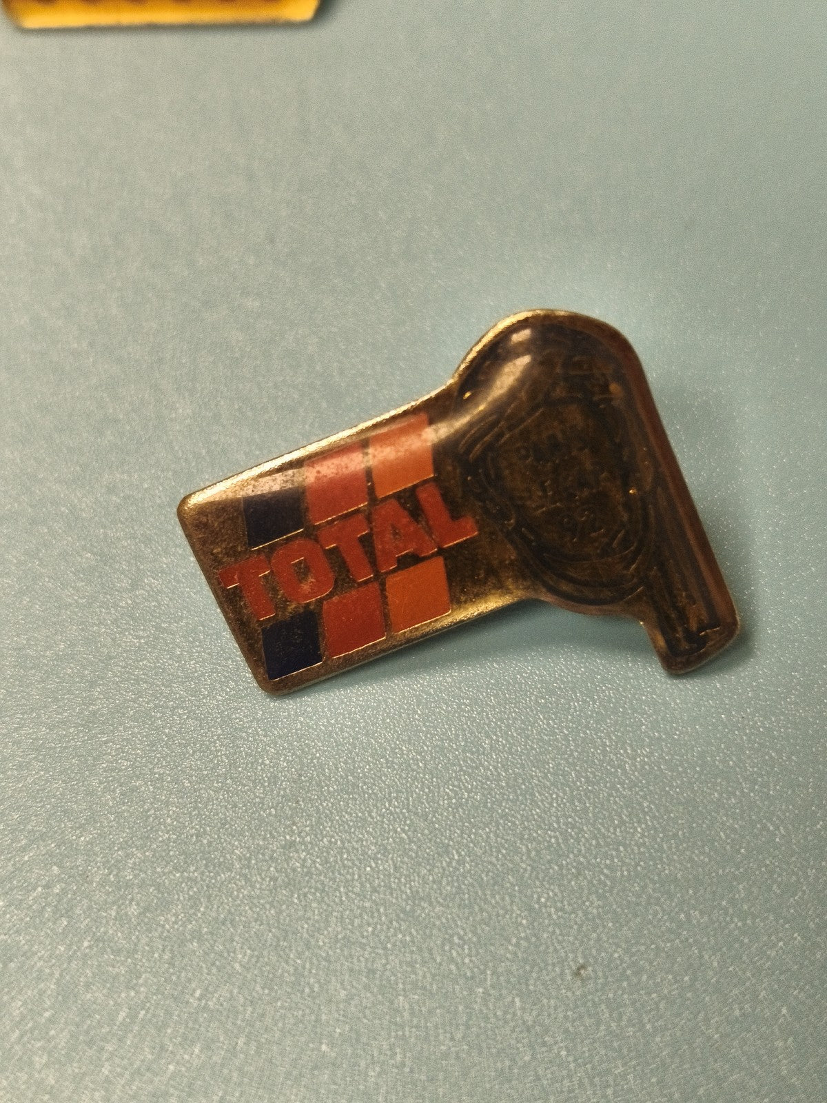 Vintage pin's TOTAL drapeau publicitaire ancien collection automobilia