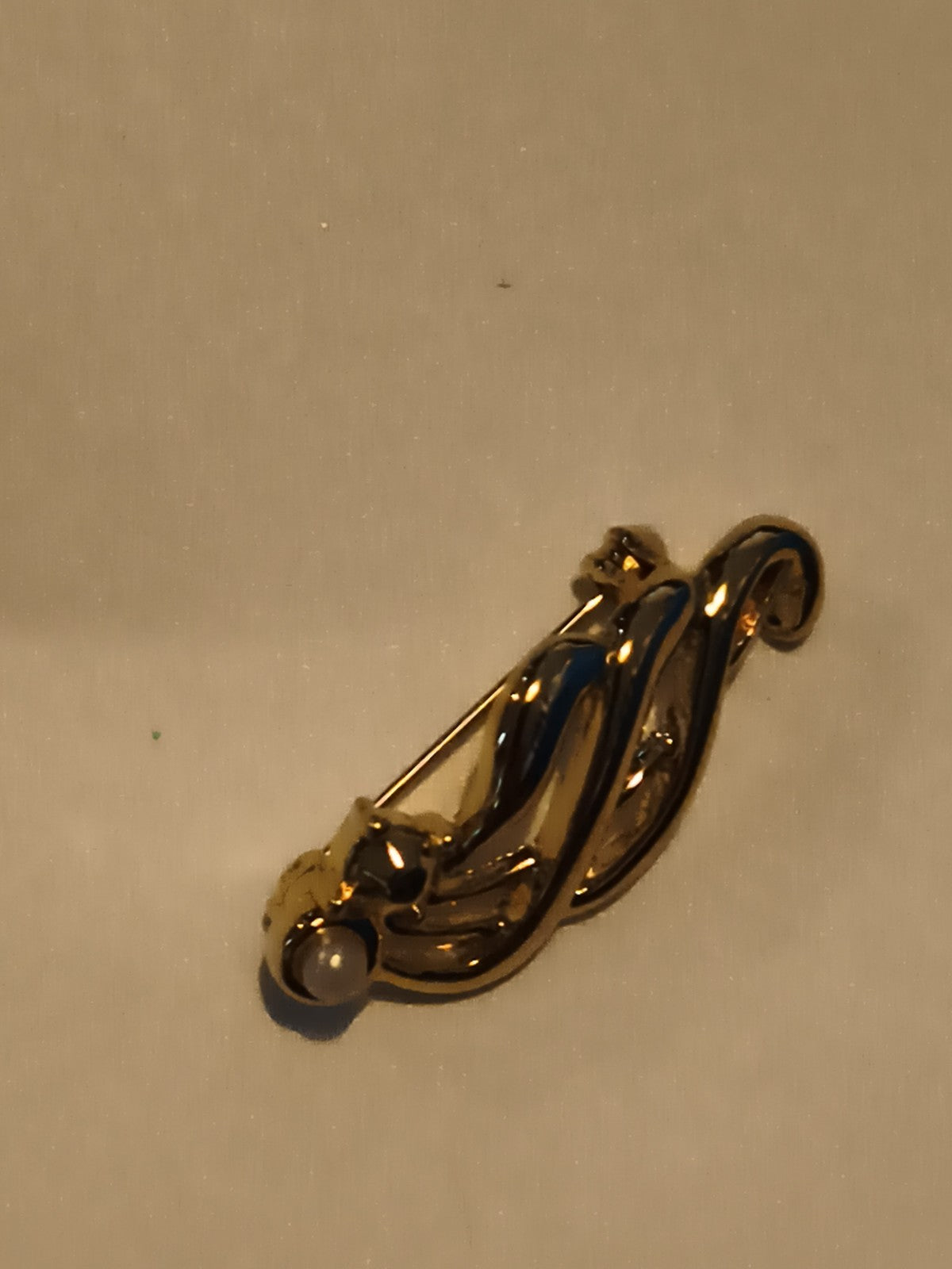 Broche vintage motif feuille dorée perle, bijou rétro ancien, pin's élégant