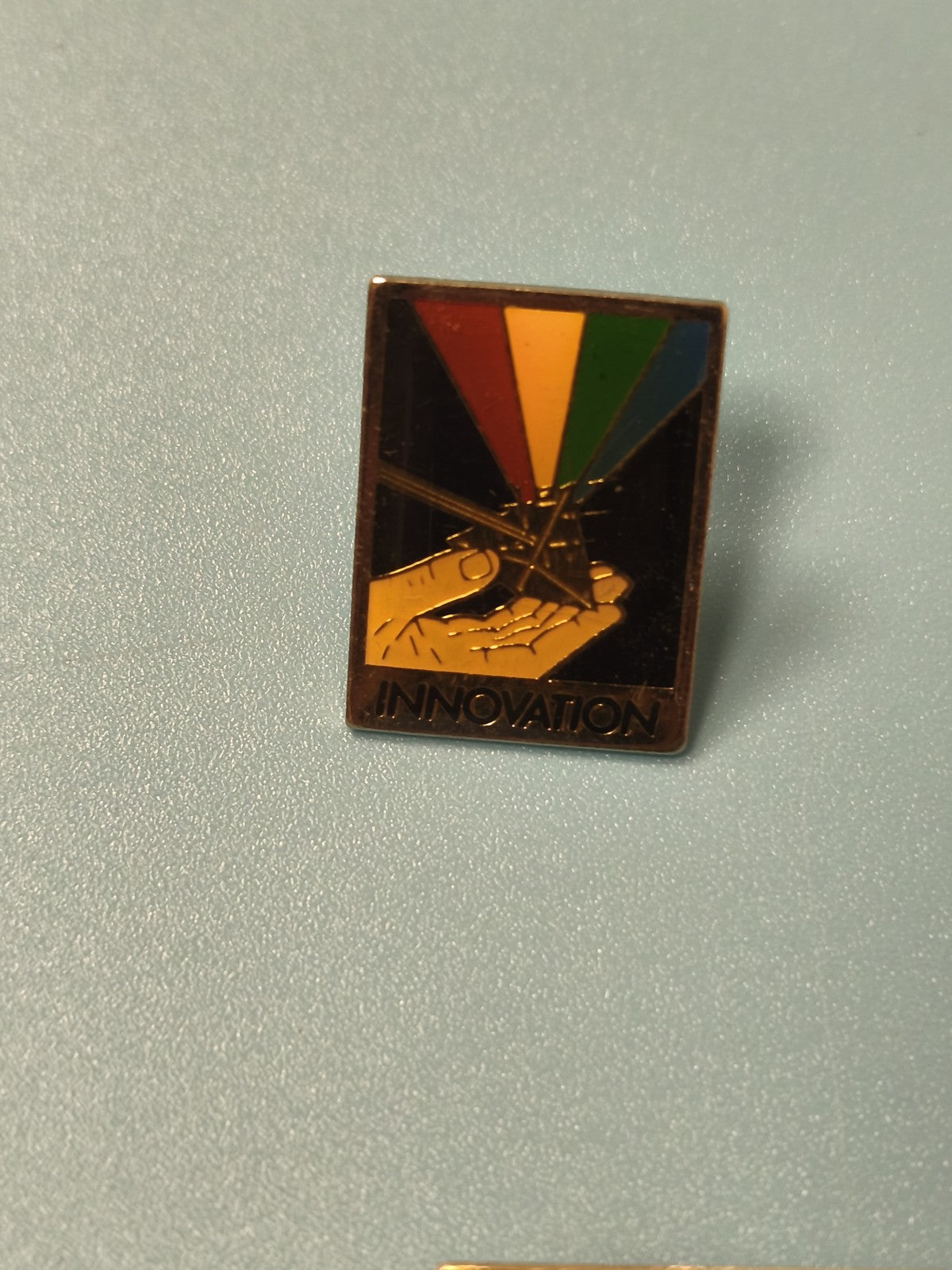 Vintage pin's Innovation main rayons couleurs années 80-90 rectangulaire rare